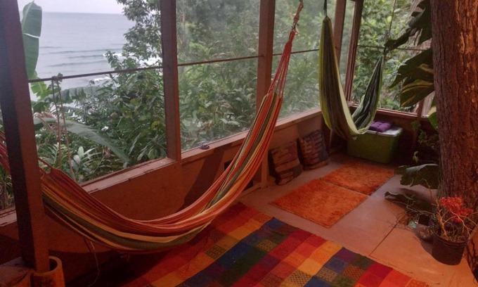 Snow Hill Apartment | treehouse above the beach