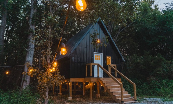 Marion Cabin | Treehouse w/Hot Tub near Shawnee National Forest