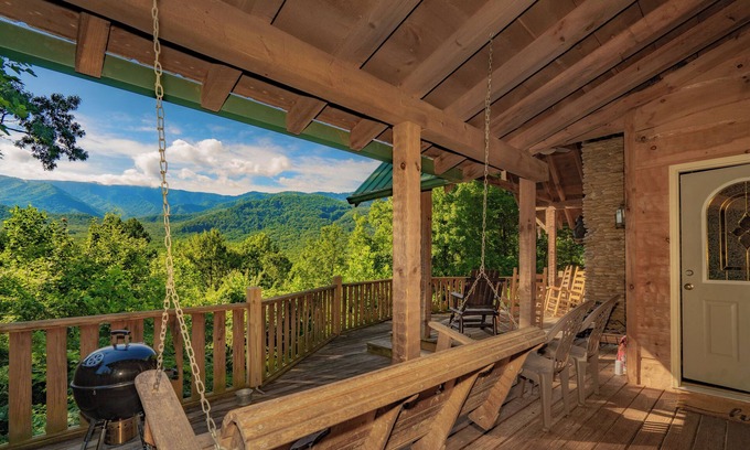 Gatlinburg - Pigeon Forge Cabin | TreetopRetreat: MtnViews*HotTub*WiFi*OutdoorFireplace