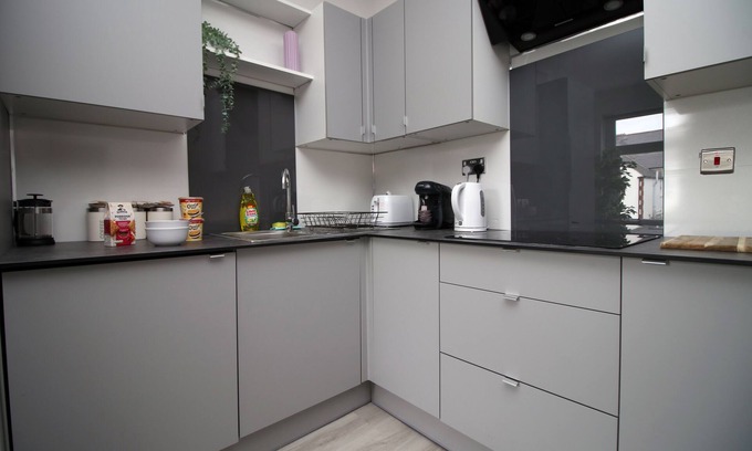 Roath Apartment | Treharris Street by Tŷ SA