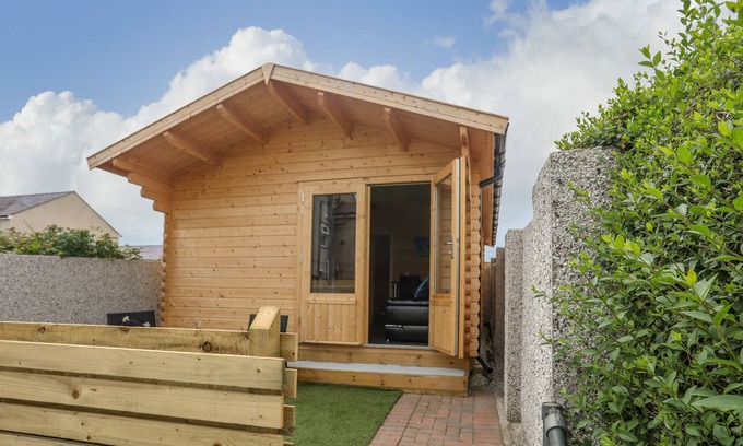Rhosneigr Cabin | TREM Y MOR LODGE, pet friendly, country holiday cottage in Rhosneigr