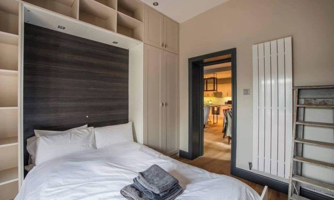 Whitechapel Apartment | Trendy 3 bedroom duplex with garden off Brick Lane