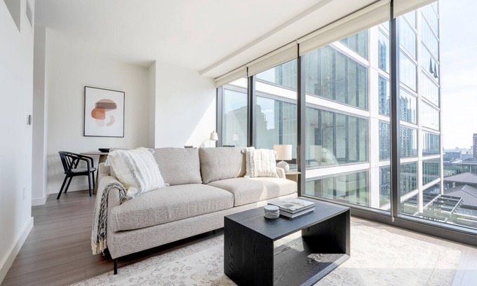 South Loop Apartment | Trendy South Loop 1BR w/Pool, Gym & Spa, nr Grant Park, by Blueground