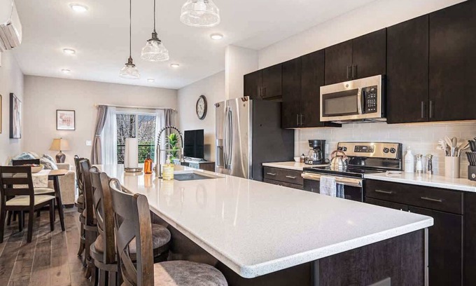 Midtown House | Trendy Townhouse in Midtown Omaha|Rooftop Retreat