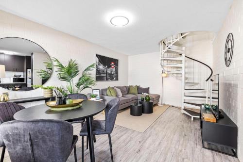 Wembley House | Trendy townhouse on lakes edge with lush parks