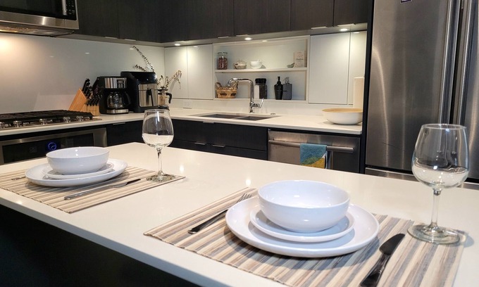 Mount Pleasant Condo | Trendy Vancouver Townhouse Near Downtown w/Parking & Gym