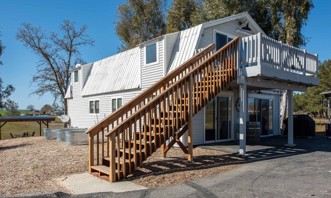 Templeton House | Tres Chis 2000 sf Barn with Views in the Heart of Paso Wine Country.