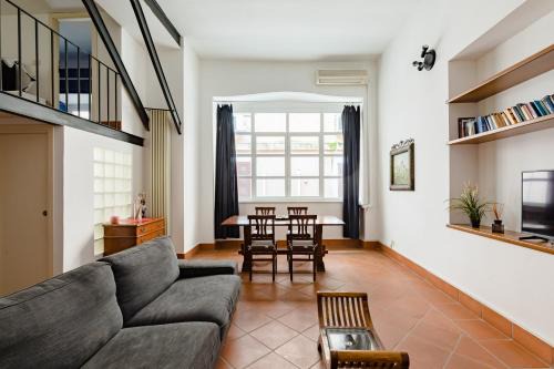 Rione II Trevi Apartment | Trevi Fountain - Modern Suite in 17th-century Palazzo