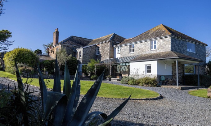 Holywell House | Trevornick Farm House- dog friendly with hot tub and tennis court near Newquay