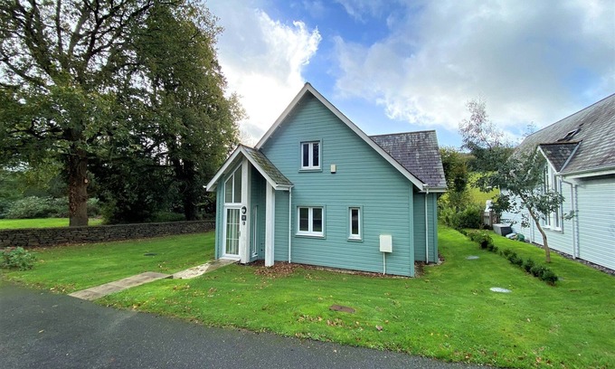 St Austell Cottage | Trewhiddle Villa 23 - a trewhiddle that sleeps 7 guests in 4 bedrooms