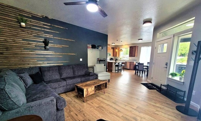 Blachly House | Triangle Lake Retreat! Fish/Kayak/Ski/Rock Slides!