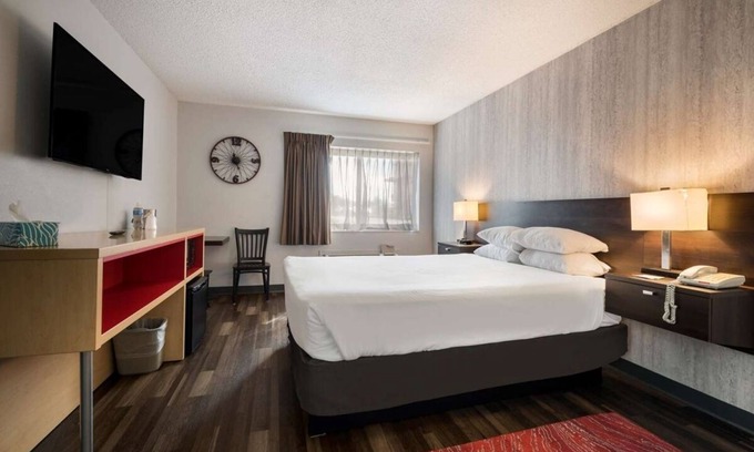Ontario Hotel | Trip to Oregon On The Budget! Indoor Pool, Pets Allowed, Free Breakfast