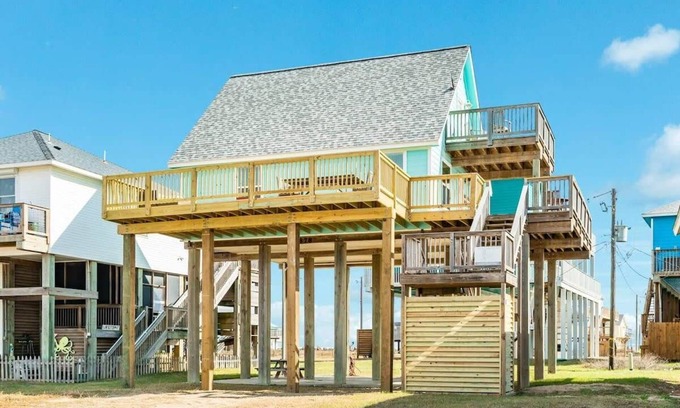 San Luis House | Triple the Water Views! 3 Decks Overlooking Sea