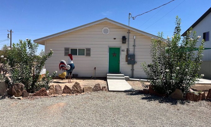 Hanksville House | Trista's Farmhouse 4-bedroom in Hanksville close to Lake Powell and Capitol Reef