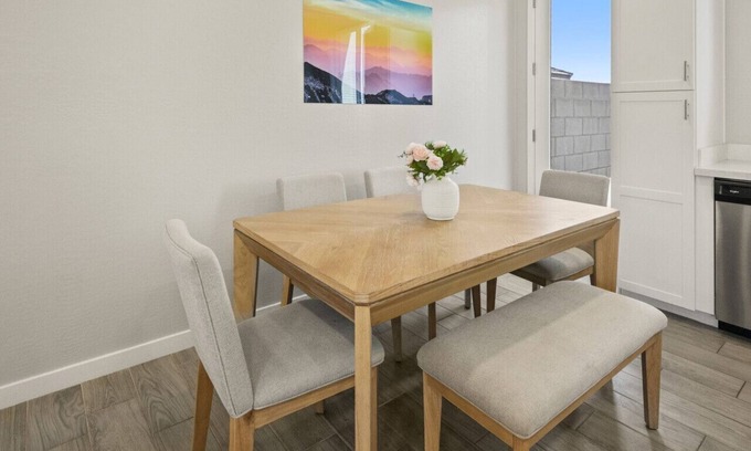 Glendale Apartment | Tropical 2B2B Pool, Comfy Beds & Parking