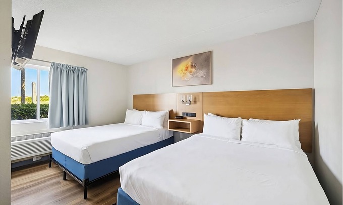 Fort Bay House | Tropical Beachfront Escape! 2 Relaxing Units, Full Kitchen, Pool