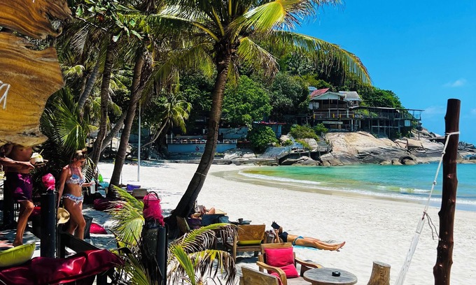 Ko Pha-ngan House | Tropical Bohemian House- 1 king bed , 1 queen air-mattress! 2 min from the beach