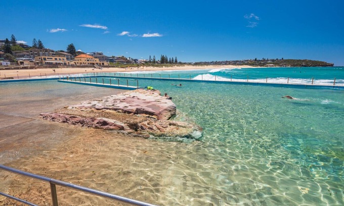 Dee Why House | Tropical Entertainers Delight