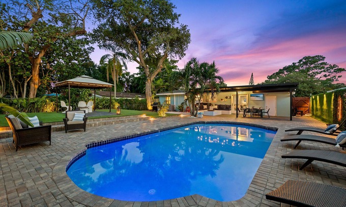 Riverside Park House | Tropical Family Home w/heated pool - PARROT.life