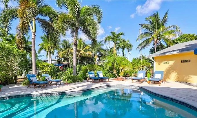 Riverside Park House | Tropical Gated 5 Bedroom 4 Bath House Pool / Guest House on Canal to New River