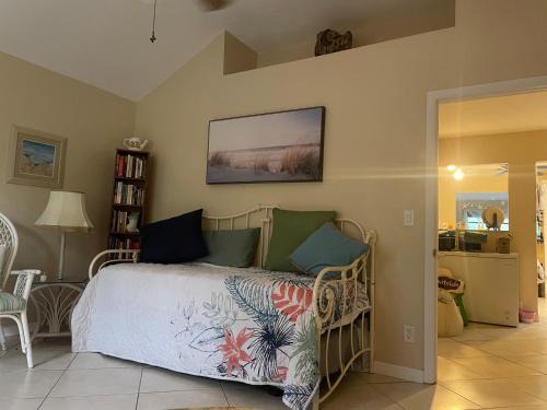 Rural Estates House | Tropical Jungle Bugelow