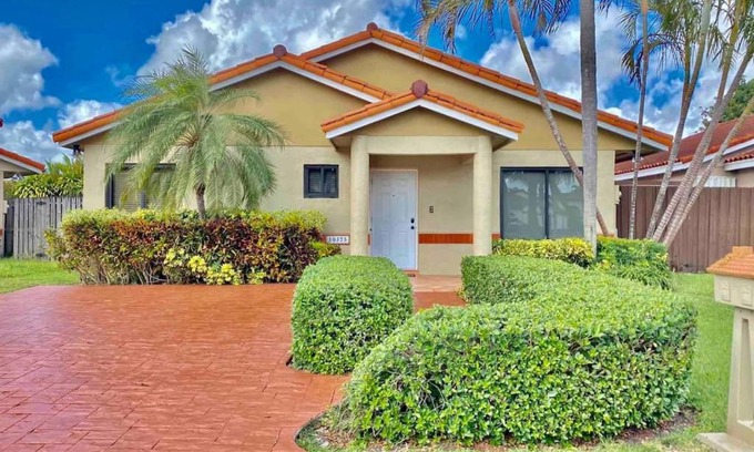 Sunset House | Tropical Oasis home w Community Pool great area