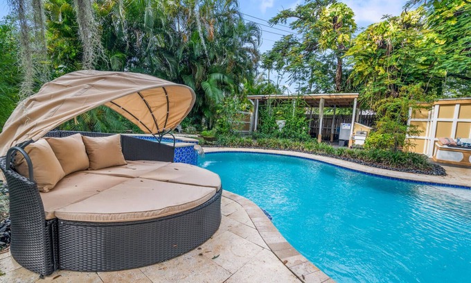 Cloud Lake House | Tropical Oasis | Lake | FREE Pool Heat | Hot Tub
