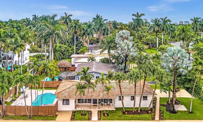 Downtown Hollywood House | Tropical Oasis with pool 10 mins airport & 5 mins Beach