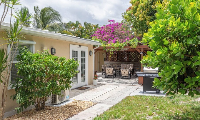 Greenacres House | Tropical Vibes! Spacious 5BD/3BA, BBQ, Parking & more -10 min to Best Locations