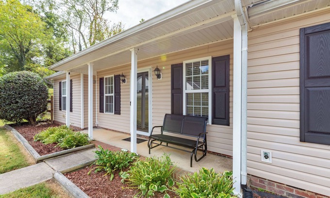 Barium Springs House | Troutman Boutique Gem Family &Couples Friendly 4 miles from Lake Norman State Pk