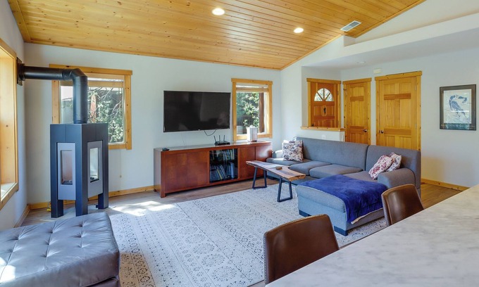 Truckee Condo | Truckee Retreat w/Fireplace & Community Amenities