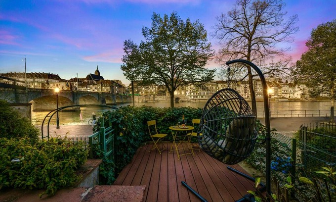 Basel City Centre Apartment | True Basel - Zentral I Terrasse mit Rheinblick