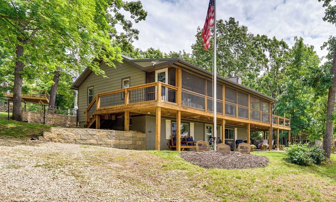 Clinton House | Truman Lake Retreat: Large Deck & On-Site Fishing!