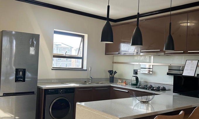 Greater Johannesburg Metropolitan Area Apartment | TruVela Stays — a modern 1-bedroom apartment with a pool, Wi-Fi, full kitchen