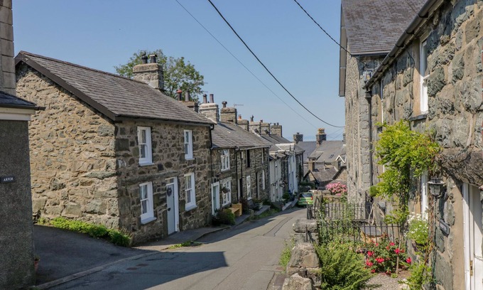 Harlech House | TRYFAR HOUSE, pet friendly, character holiday cottage in Harlech