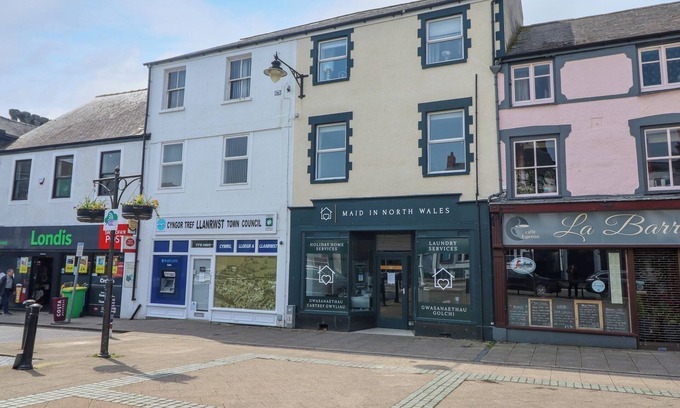 Llanrwst Cottage | TRYSORAU BACH 2, pet friendly, luxury holiday cottage in Llanrwst