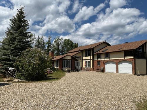 Cochrane House | Tudor House Bed and Breakfast