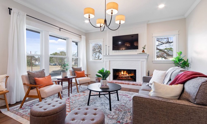 Austin Ave. House | Tudor on Austin Ave - HOT TUB - 5 mins to Silos & McLane Stadium