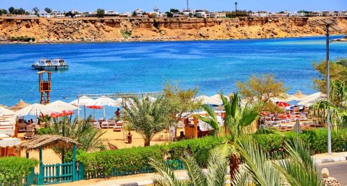 Ras Umm Sid Resort | Turquoise Beach Hotel