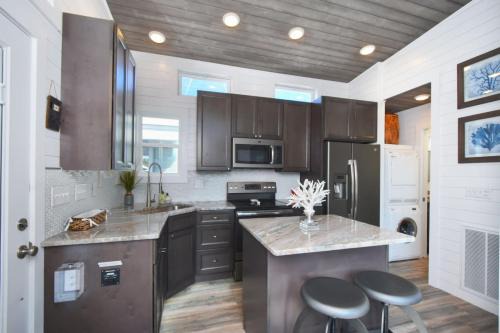 Nancy House | TV Blue Tiny Houseboat at Lake Cumberland Marina