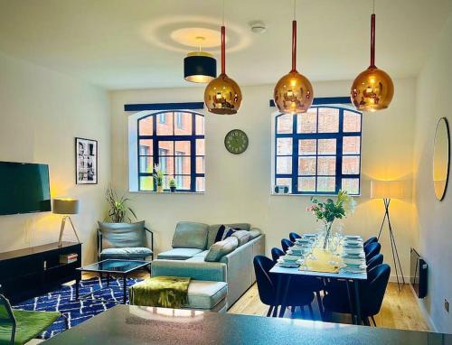 Birmingham City Centre House | Twilight House -Wyndale Living- B'ham JQ Townhouse