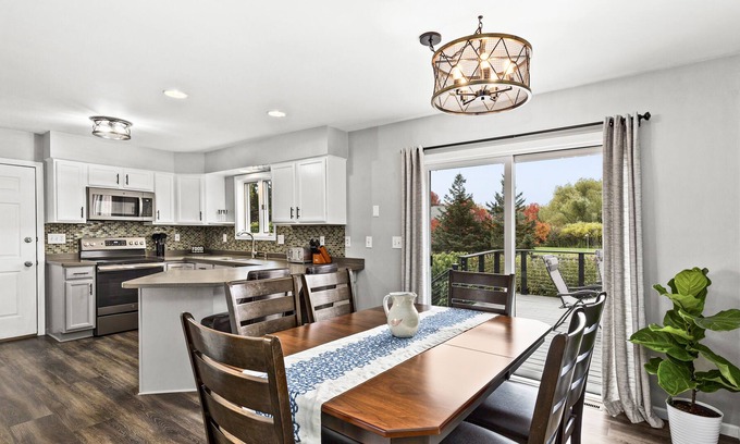 East End House | Twin Port Resort - Sauna & Attached Garage!