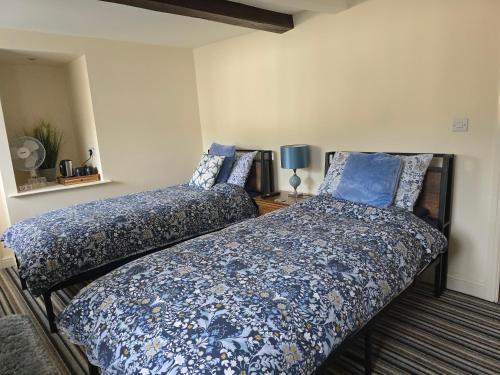 Llanidloes Bed & Breakfast | Twin Room - The Unicorn Hotel