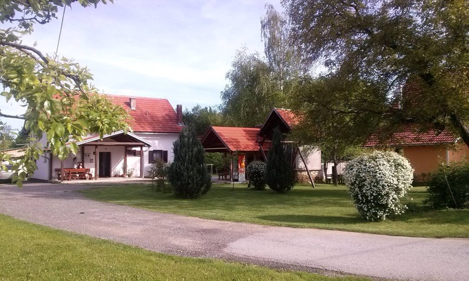 Catrnja Apartment | Two bedroom apartment with air-conditioning Smoljanac, Plitvice (A-12345-c)