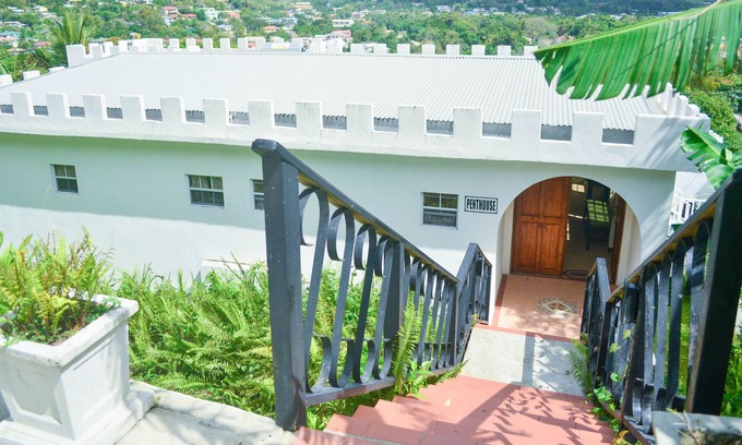 Corinthe House | Two bedroom apartment 10 minutes from Rodney Bay and Castries