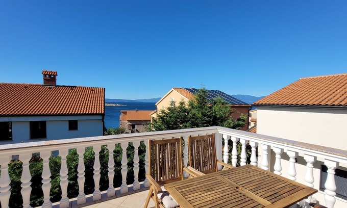 Municipality of Omisalj Apartment | Two bedroom apartment with terrace and sea view Omišalj, Krk (A-19410-a)