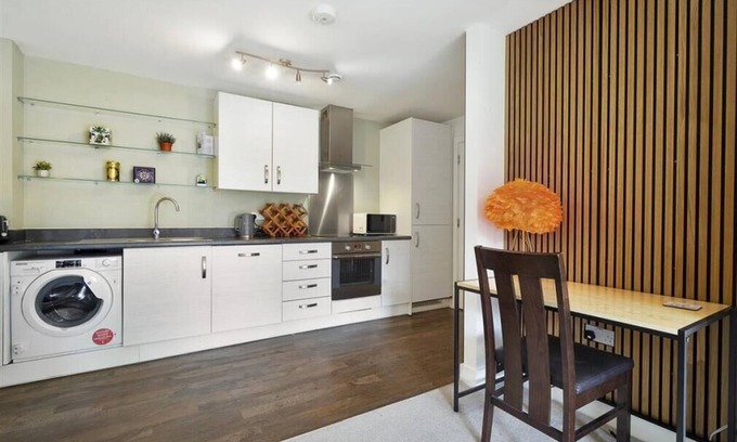 St. Mary's Park Apartment | Two bedroom apartment in the heart of Battersea