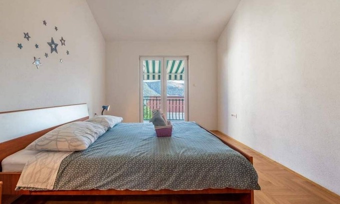 Grebastica Apartment | Two bedroom apartment with terrace and sea view Grebaštica, Šibenik (A-11572-b)