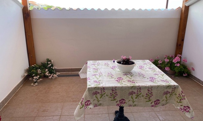 Lun Apartment | Two bedroom apartment with terrace and sea view Lun, Pag (A-11781-d)