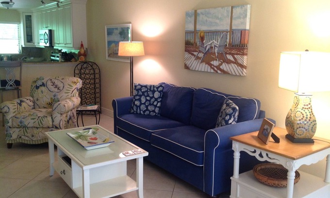 Old Naples Condo | Two blocks to beach & three to 5th Ave, COURTYARD